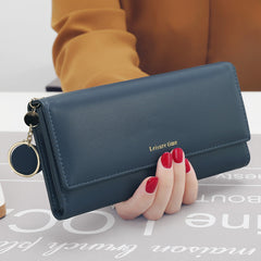 Women's hand holding wallet - Echo Essence